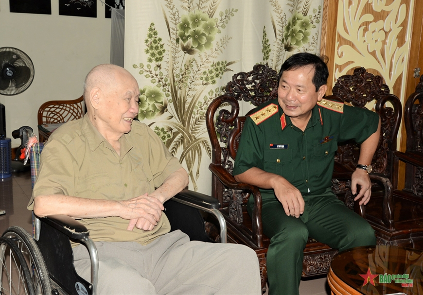 View - 	Defense leader visits former MND s leaders